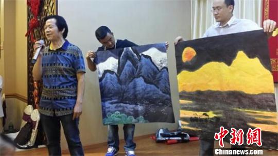 艺术家贾雨在自己60岁寿宴上撕百万作品